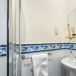 4 Harbour Heights