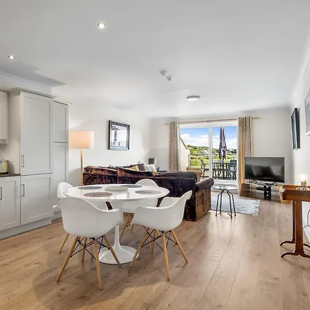 4 Harbour Heights